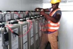 Tightening-of-storage-battery-terminal-in-container-3